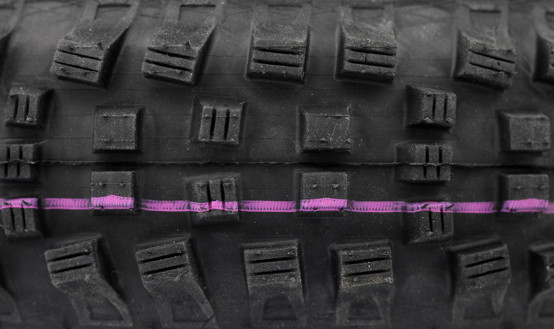 Pneu-Schwalbe-Magic-Mary-2021---Addix-Ultra-Soft---Super-Downhill---Tubeless-easy---MACRO