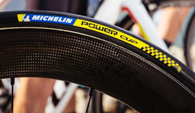 Michelin Power Cup, Le nouveau pneu haut de gamme tricolore pour la route
