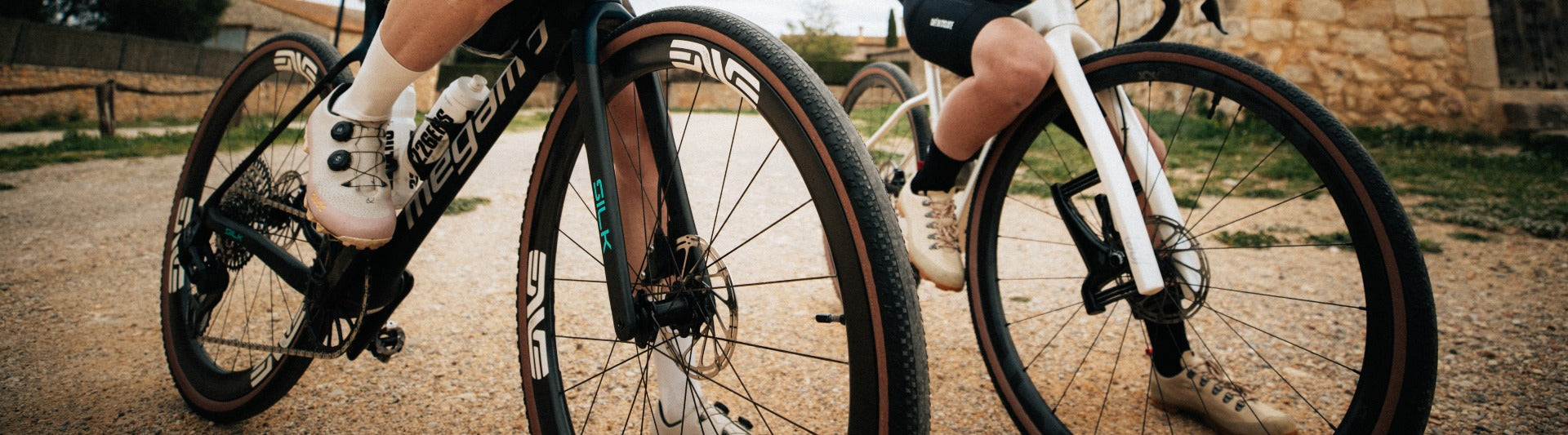 Focus sur la bande de roulement du pneu de Graval Caracal Hutchinson sur un vélo