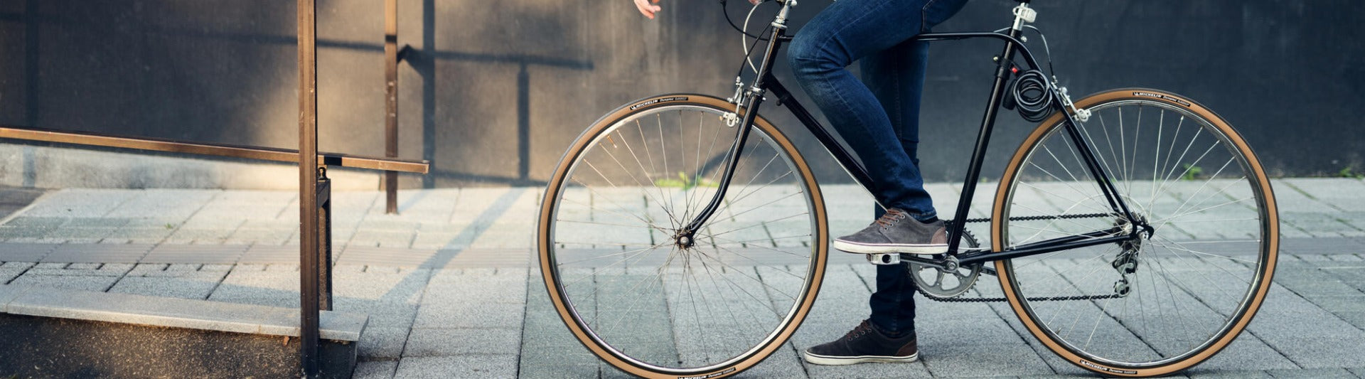Vélo de ville équipé du pneu vélo route Dynamic Michelin