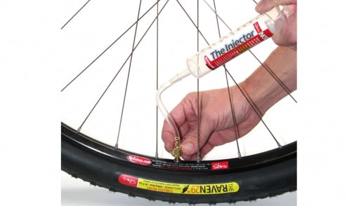 Seringue pour injecter le liquide tubeless dans la roue du vélo
