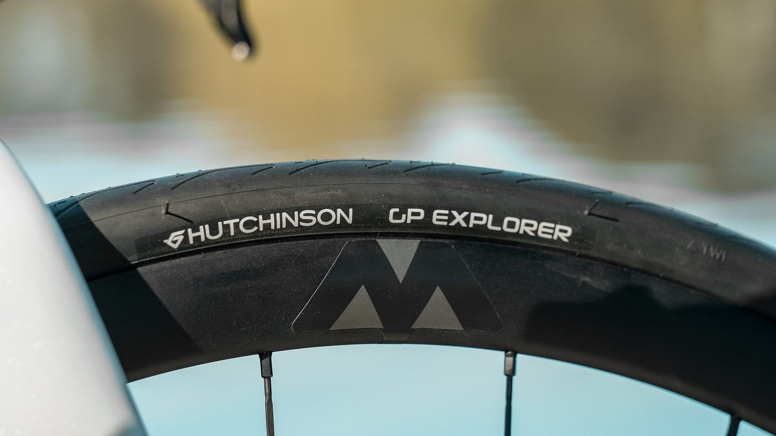Pneu Hutchinson GP Explorer tubetype avec logo visible sur jante de vélo
