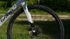 Pneu tubetype Hutchinson GP Explorer monté sur roue de vélo de route avec cadre Wilier