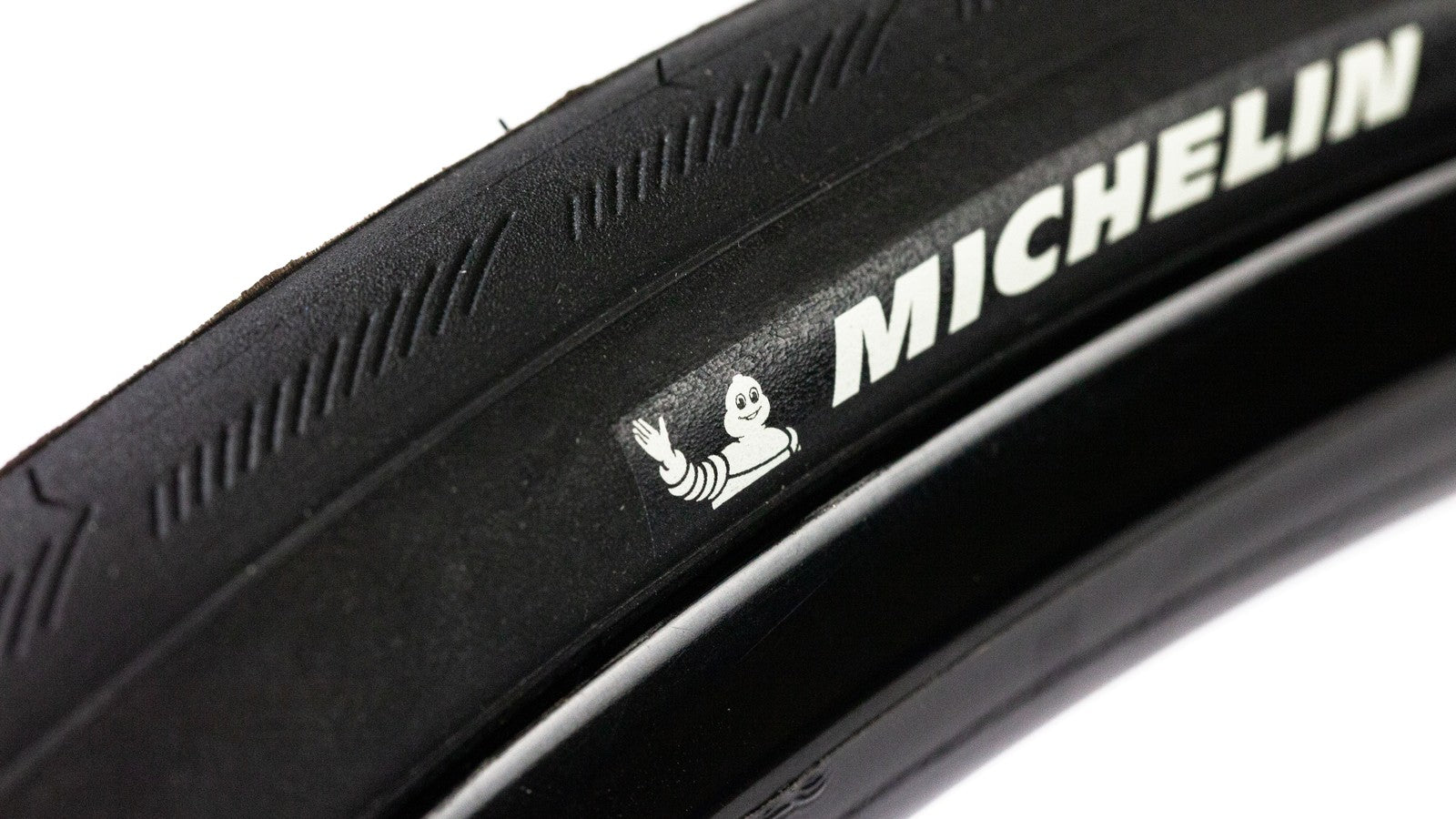 Zoom sur le pneu Michelin Lithion 4 Performance Line avec logo distinctif pour vélo route performant