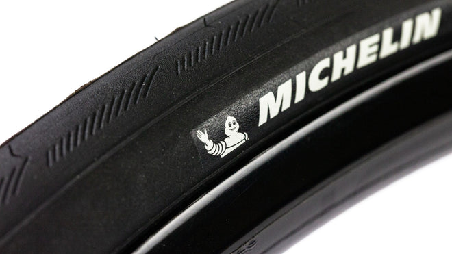 Zoom sur le pneu Michelin Lithion 4 Performance Line avec logo distinctif pour vélo route performant