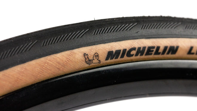 Gros plan sur le flanc camel du pneu Michelin Lithion 4 Performance Line pour velo route