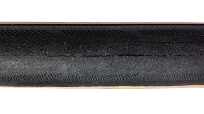 Zoom sur le flanc detaille du pneu Michelin Lithion 4 Performance Line Magi-X 700x30c pour velo route