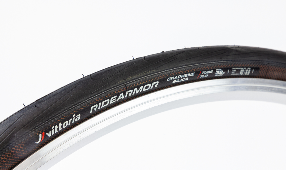 Pneu vélo route Vittoria RideArmor II Tubeless Ready avec flanc renforcé Graphene 2.0, détail des marquages techniques.
