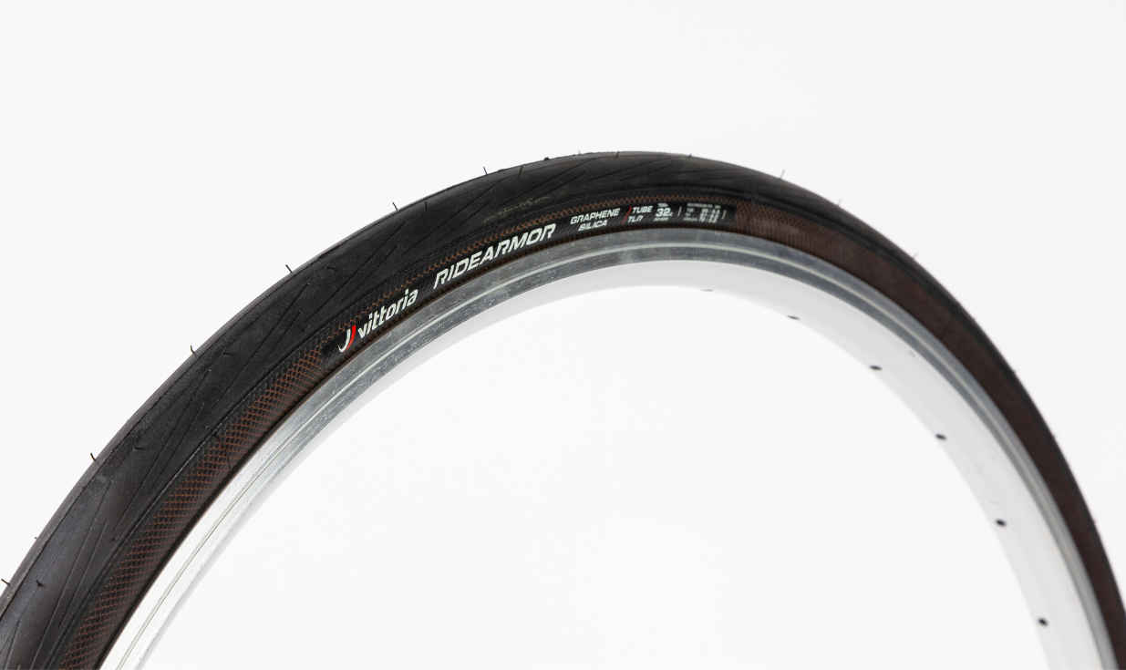 Pneu vélo route Vittoria RideArmor II Tubeless Ready monté sur jante, vue trois-quarts mettant en avant le profil et la carcasse renforcée.